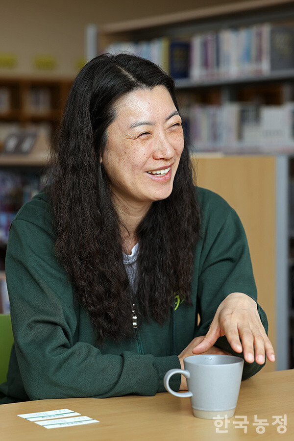 지난달 31일 전북 고창에서 만난 청년여성농민 이신미씨가 본지와 인터뷰를 하며 밝게 미소짓고 있다. 한승호 기자