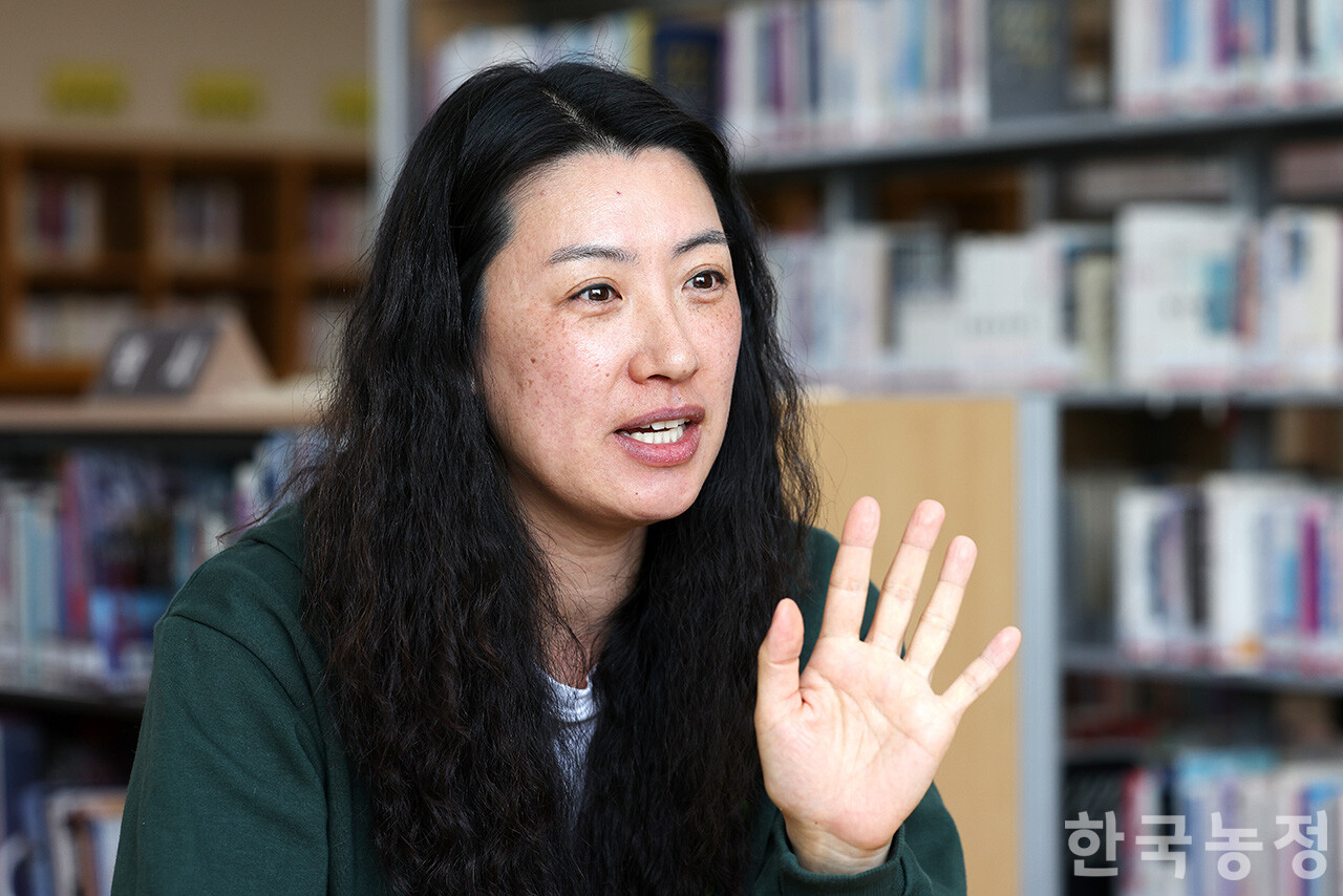 이신미씨가 전북 고창으로 정착하게 된 과정과 여성농민으로서의 삶에 대해 이야기하고 있다. 한승호 기자