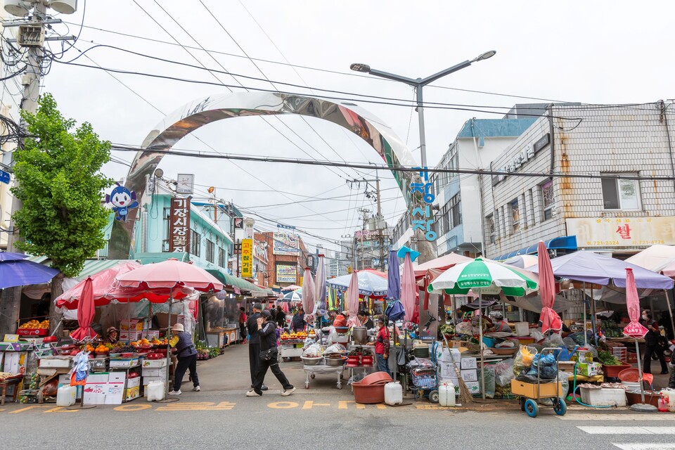 상설시장인 기장시장에 서던 2·7장은 이제 사라지고 매일 매일 장이 선다. 류관희 작가
