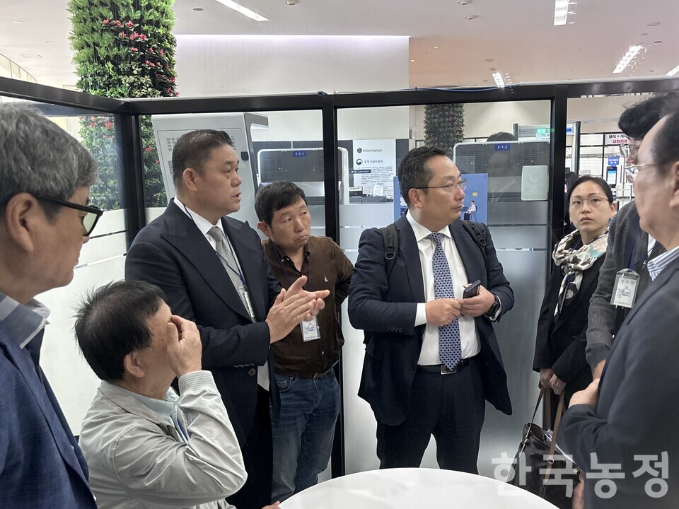 대한산란계협회가 지난 8일 공정거래위원회에서 ‘대한산란계협회의 사업자단체 금지행위’ 사건에 대한 소회의를 앞두고, 관련 논의를 하고 있다.