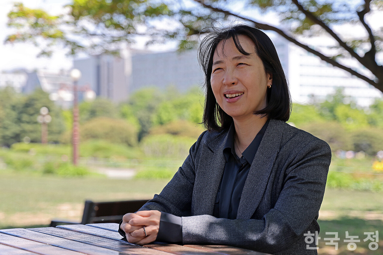 지난 8일 국회 의원회관 앞에서 만난 이수미 농업농민정책연구소 녀름 소장은 한 토론회에서 ‘농촌 의료취약지역 주민들의 의료공백과 고통’에 대한 주제발표를 앞두고 있었다. 토론회 패널로 참석한 여성농민과 담소를 나누던 이 소장이 밝게 미소짓고 있다. 한승호 기자