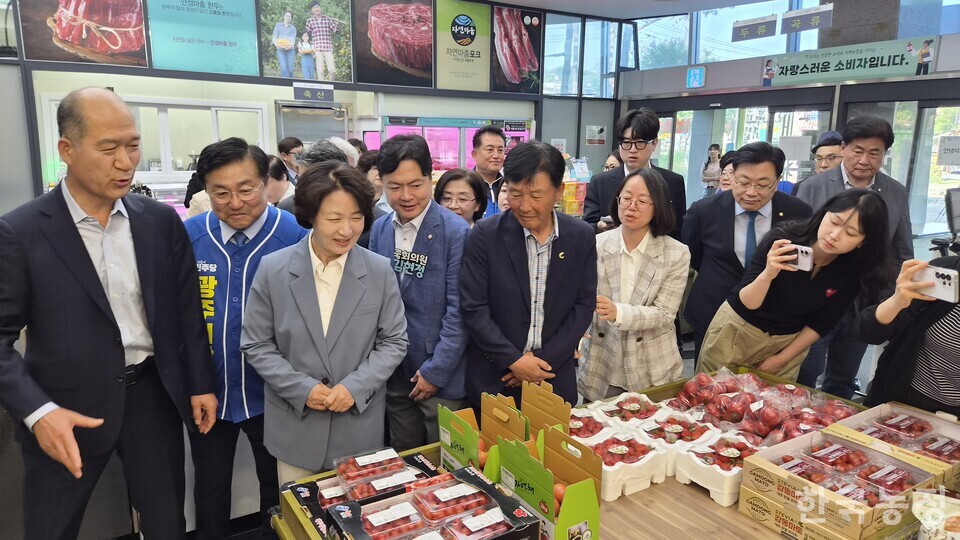 지난 15일 경기 광주시 곤지암읍 경기도친환경농산물유통센터에서 최창수 경기도농수산진흥원장(왼쪽 첫 번째) 등이 추미애 더불어민주당 경기도지사 후보(왼쪽 세 번째)에게 로컬푸드 직매장을 소개하고 있다.