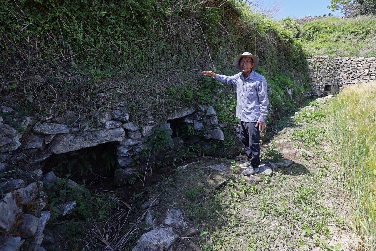 박근호 청산도구들장논보존협의회장이 물이 부족한 척박한 자연환경에서 논농사를 가능하게끔 했던 구들장논의 통수로에 대해 설명하고 있다. 한승호 기자