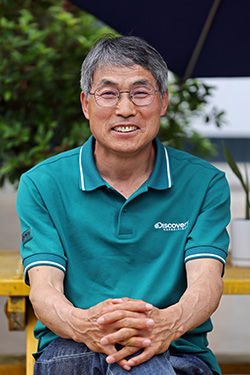 전기환. 농민. 필자는 2000년대 초반 전국농민회총연맹 정책위원장을 시작으로 사무총장과 강원도연맹 의장을 차례로 역임하며 개방농정 및 신자유주의 정책에 맞서 농민 생존권을 지키기 위한 농민운동에 매진해 왔다. 현재 강원도 춘천에서 한우를 키우며 춘천농민한우 대표로 재직 중이다.
