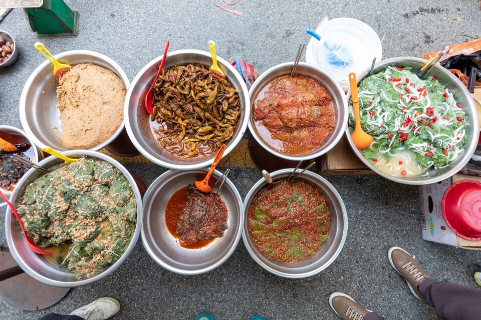 영남의 소울푸드 같은 콩잎 요리들. 생콩잎, 삭힌콩잎, 콩잎물김치, 콩잎된장절임, 콩잎젓갈절임 등이 손님들을 부른다. 류관희 작가