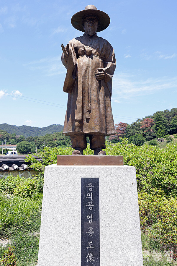 위만마을 어귀 기념공원에 세워진 엄흥도 동상. 한승호 기자