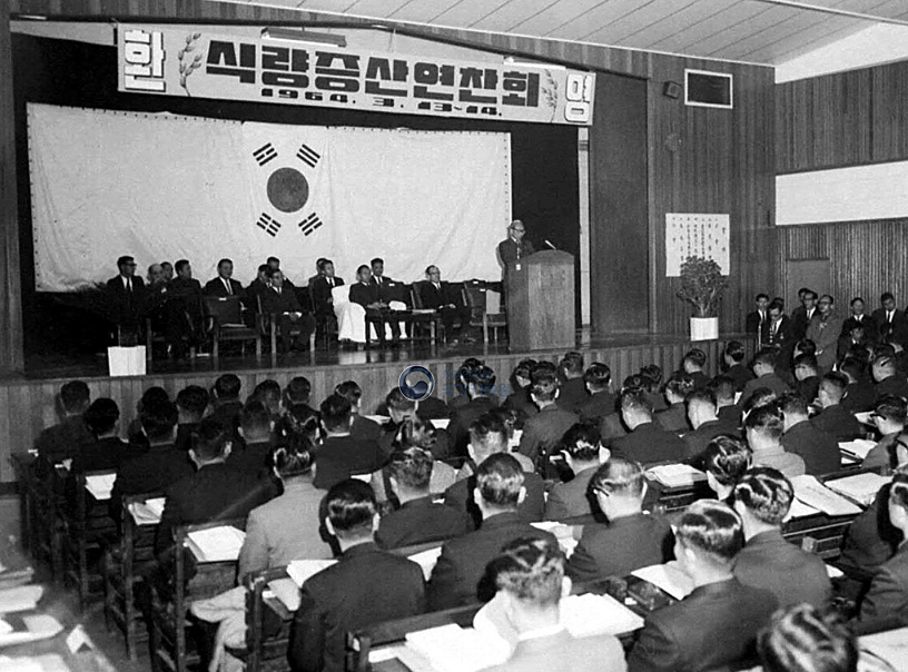 1960년대 농업정책은 농가소득 향상을 표방했으나 공업화 중심 개발 정책을 뒷받침하기 위해 농업의 희생을 전제로 한 구조였다. 이에 따라 약 247만명의 농업인구가 농촌을 떠났고, 농촌의 일손 부족과 임금 상승이라는 새로운 문제가 발생했다. 사진은 1964년 3월에 열린 식량증산연찬회 모습. 행정안전부 국가기록원 제공