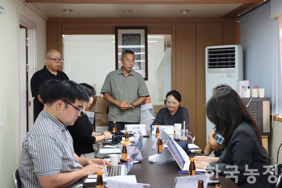 전국농민회총연맹이 ‘7.7 전국농민대회’를 앞두고 지난 2일 서울 용산구 전농 회의실에서 기자간담회를 연 가운데 윤일권 의장(가운데)이 대회 취지를 설명하고 있다. 김명래 기자