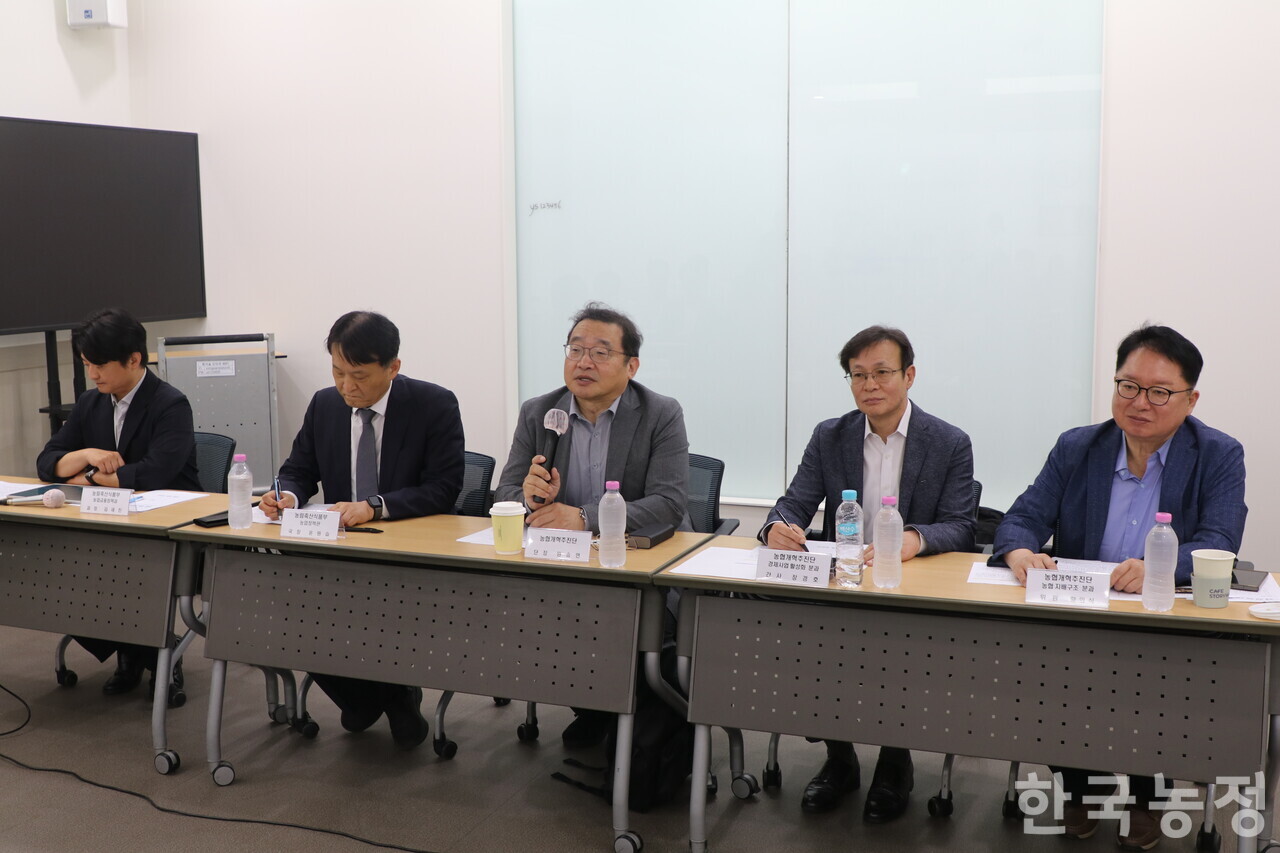 지난 1일 서울 용산역 ITX 회의실에서 농림축산식품부·민관 합동 농협개혁추진단 주최로 열린 농협개혁법안 개정 동향 관련 농업전문지 기자간담회 중 원승연 농협개혁추진단 공동단장(가운데)이 발언하고 있다.