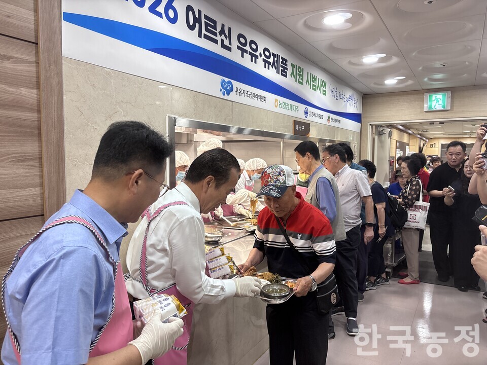 우유자조금관리위원회는 6일 강북시립노인복지관에서 어르신 우유 지원 사업 배부 행사를 가졌다.