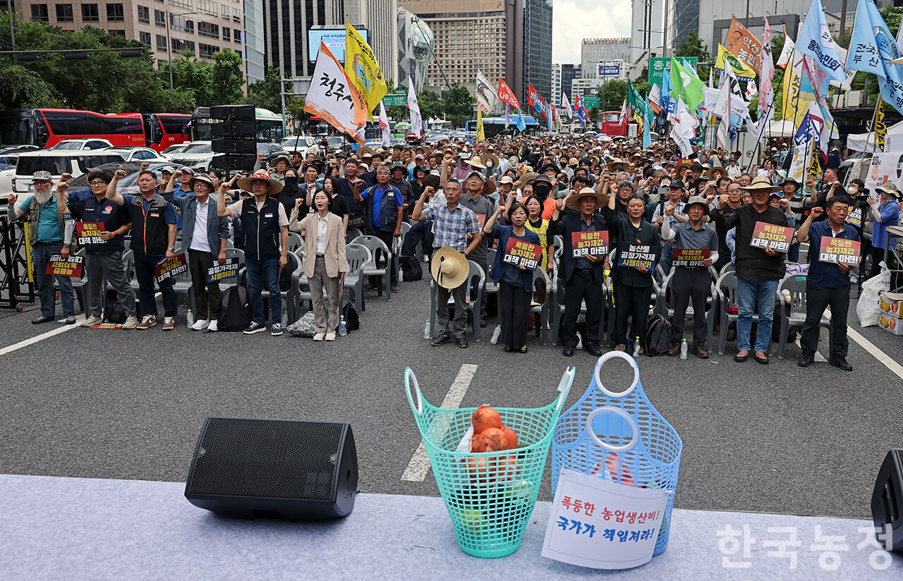 7일 오후 국민과함께하는농민의길 주최로 서울 종로구 동화면세점 앞에서 열린 ‘농자재값 폭등! 농산물 가격 폭락! 근본대책 촉구 7·7 전국농민대회’에서 전국에서 모인 농민들이 ‘농산물 공정가격제 시행 및 근본대책 마련’ 등을 촉구하고 있다.