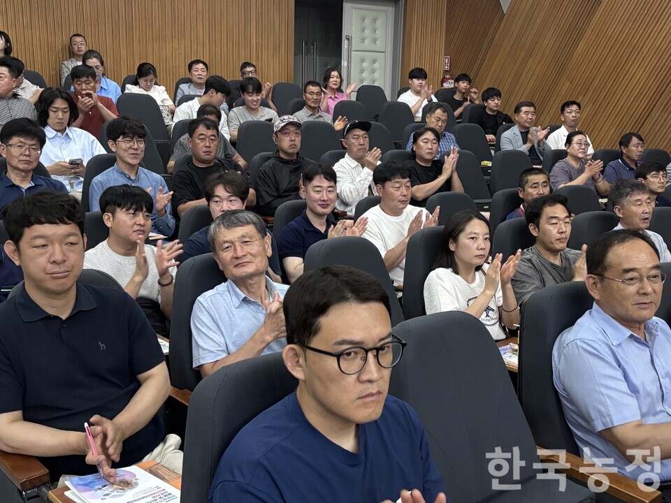 한우자조금관리위원회가 지난 2일 세종시 홍익대학교 국제연수원에서 ‘2026 한우농가 디지털정보 활용 및 생산성 향상 심포지엄’을 개최한 가운데 청년농가들의 많은 참여가 눈길을 끌었다.&nbsp;