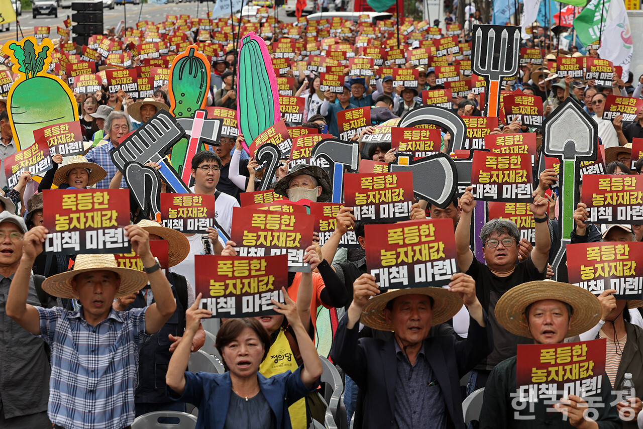 7일 오후 국민과함께하는농민의길 주최로 서울 종로구 동화면세점 앞에서 열린 ‘농자재값 폭등! 농산물 가격 폭락! 근본대책 촉구 7·7 전국농민대회’에서 전국에서 모인 농민들이 ‘폭등한 농자재값 대책 마련’ 등을 촉구하고 있다.&nbsp;한승호 기자