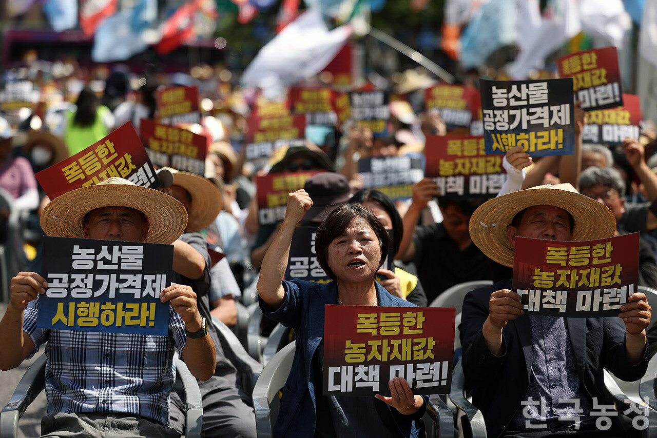 7일 오후 국민과함께하는농민의길 주최로 서울 종로구 동화면세점 앞에서 열린 ‘농자재값 폭등! 농산물 가격 폭락! 근본대책 촉구 7·7 전국농민대회’에서 전국에서 모인 농민들이 ‘농산물 공정가격제 시행 및 폭등한 농자재값 대책 마련’ 등을 촉구하고 있다. 한승호 기자
