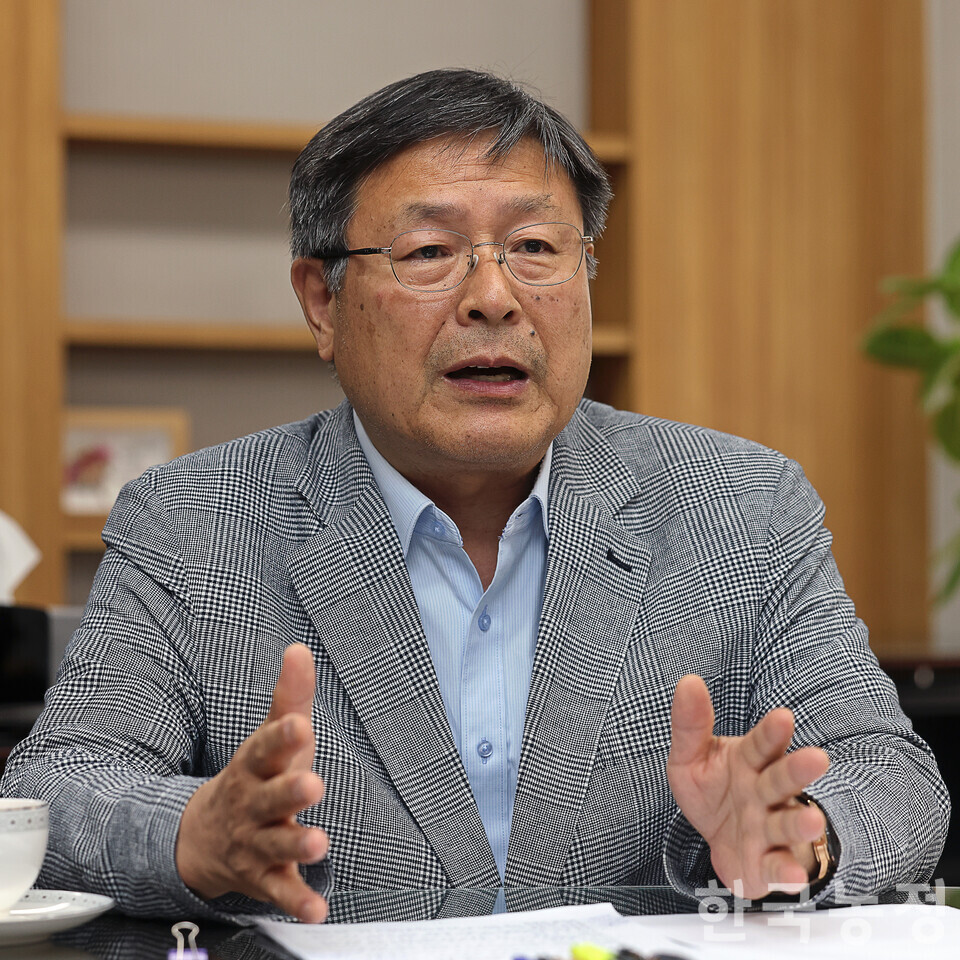 취임 1주년을 한 달여 앞두고 본지와 마주 앉은 김호 대통령직속 농어업·농어촌특별위원회 위원장은 “농민이 잘살기 위해서 이재명정부의 농특위는 모두 다 잘 해내야 한다”며 “국가책임농정, 재생에너지, 식량주권이라는 확고한 농정대전환을 끝까지 제대로 실현하겠다”는 포부를 거듭 밝혔다. 한승호 기자
