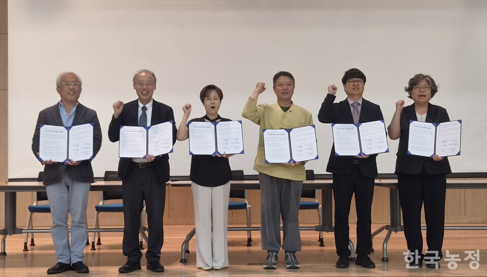 지난 9일 경기 안산시 단원구청 단원홀에서 열린 ‘유기농 먹거리와 건강개선 지원사업 협약 및 발대식’에서 사업 참가단체 대표자들이 업무협약서에 서명했다.