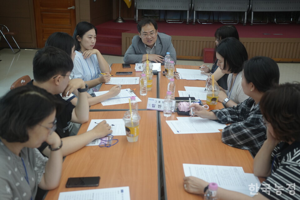 지난 15일 충북 옥천군 옥천군청 대회의실에서 열린 대통령직속 농어업·농어촌특별위원회 농어촌기본소득특별위원회 주최 농어촌기본소득 시범사업 지역순회 간담회에서 박경철 충남연구원 연구위원이 농업생산자들과의 토의를 진행하고 있다.