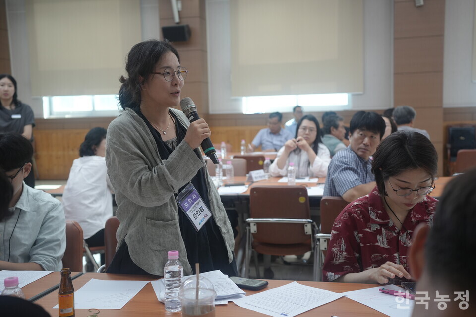 ​지난 15일 충북 옥천군 옥천군청 대회의실에서 열린 대통령직속 농어업·농어촌특별위원회 농어촌기본소득특별위원회 주최 농어촌기본소득 시범사업 지역순회 간담회에서 한인정 농촌돌봄연구소장이 지역활동가들의 공통의견을 발표하고 있다.