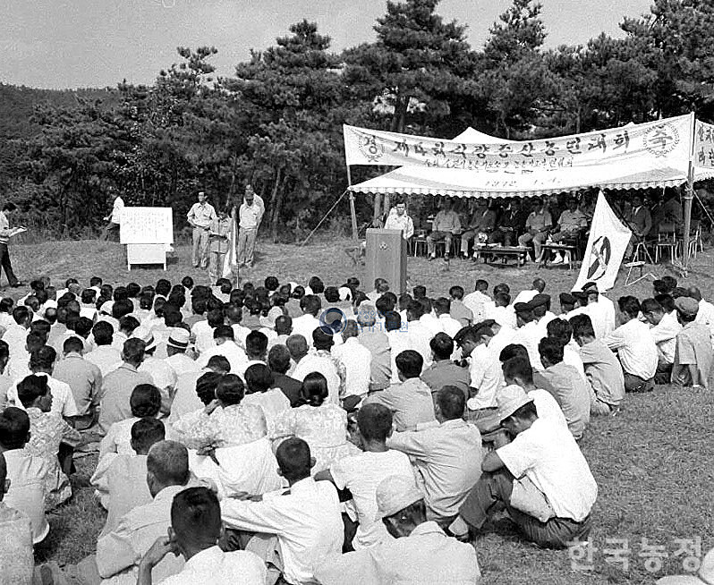 정부는 ‘주곡 증산 운동’과 ‘농어민 소득 증대 특별사업’을 통해 농가소득 향상을 시도했으나, 성과는 제한적이었다. 주곡을 제외한 식량자급률은 계속 하락했고, 연 소득 100만원에도 미치지 못하는 농가가 전체의 52%에 달했다. 생활고에 시달리던 영세 농민들은 일자리를 찾아 도시로 이동했고, 그 결과 1970년대 10년 동안 약 400만명의 농촌 인구가 감소했다. 사진은 1970년대 식량증산농민대회 모습. 행정안전부 국가기록원 제공