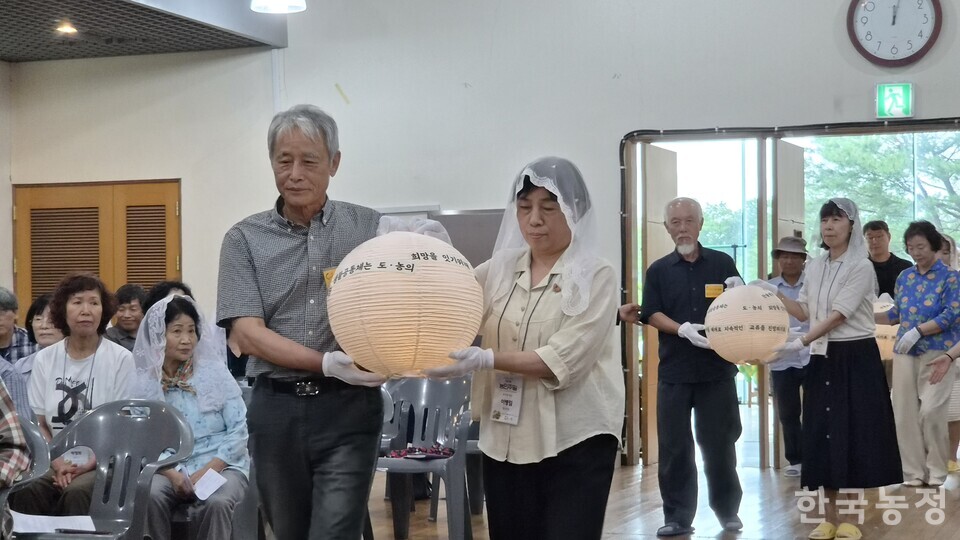 지난 19일 경북 예천군 천주교 안동교구 농은수련원에서 열린 제31회 농민주일 기념미사에서 서울대교구·안동교구 우리농촌살리기운동본부 활동가와 가톨릭농민회 안동교구연합회 회원이 도농 연대 실천 약속이 담긴 등불을 봉헌하고 있다.