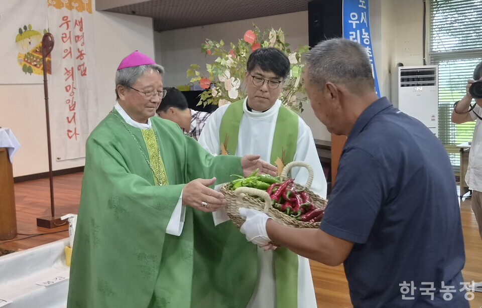 지난 19일 경북 예천군 천주교 안동교구 농은수련원에서 열린 제31회 농민주일 기념미사에서 가톨릭농민회 안동교구연합회 회원이 농산물을 봉헌하고 있다.