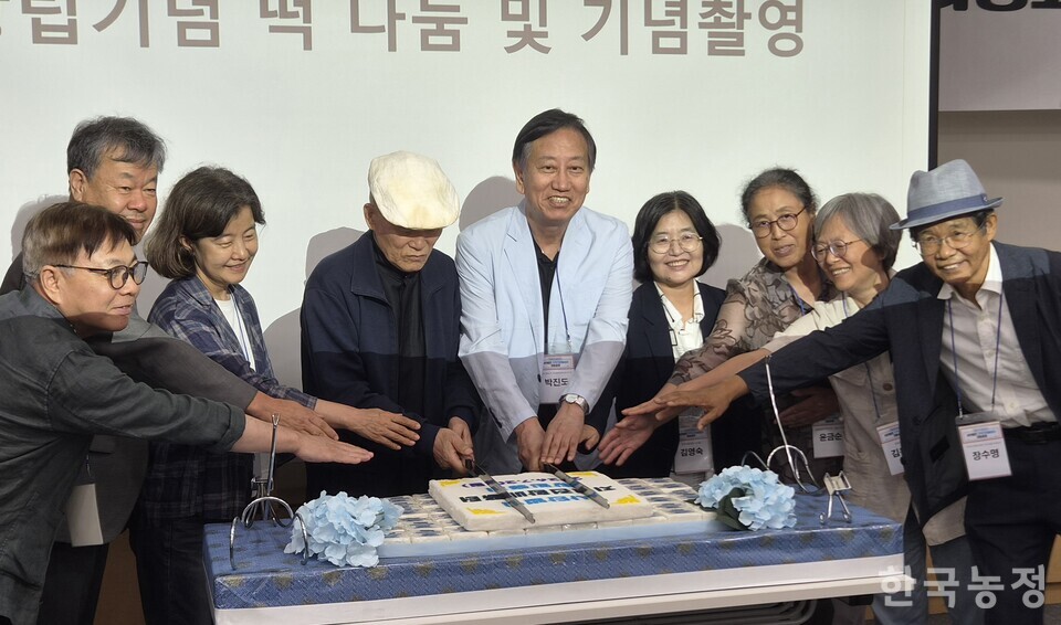 지역전환배움터가 지난 20일 서울 서초구 aT센터에서 창립기념식 및 창립총회를 개최한 가운데, 박진도 이사장(왼쪽에서 다섯 번째)과 도올 김용옥 고문(왼쪽에서 네 번째)을 비롯한 임원들이 떡케이크를 커팅하는 상징의식을 진행하고 있다.