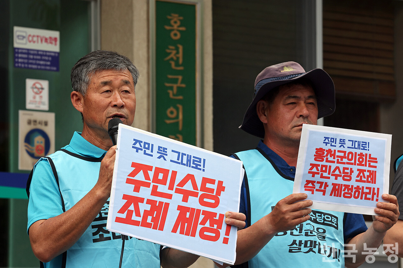 22일 오전 강원 홍천군의회 앞에서 열린 홍천군의회 규탄 긴급 기자회견에서&nbsp;김용빈 농어촌기본소득운동본부 강원본부장이 홍천군주민수당 조례 제정을 군의회에 촉구하고 있다. 한승호 기자