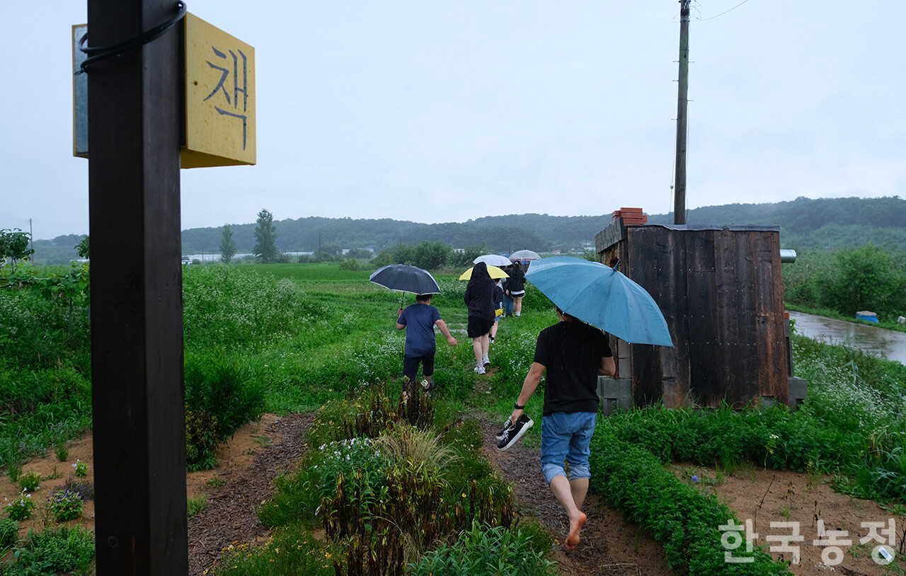 지난 20일 마을 산책을 나온 충남 홍성군 장곡면 장곡초등학교 6학년 학생들과 담임교사가 인근 그물코출판사의 ‘장곡꽃밭책방’에서 나와 학교로 돌아가고 있다.