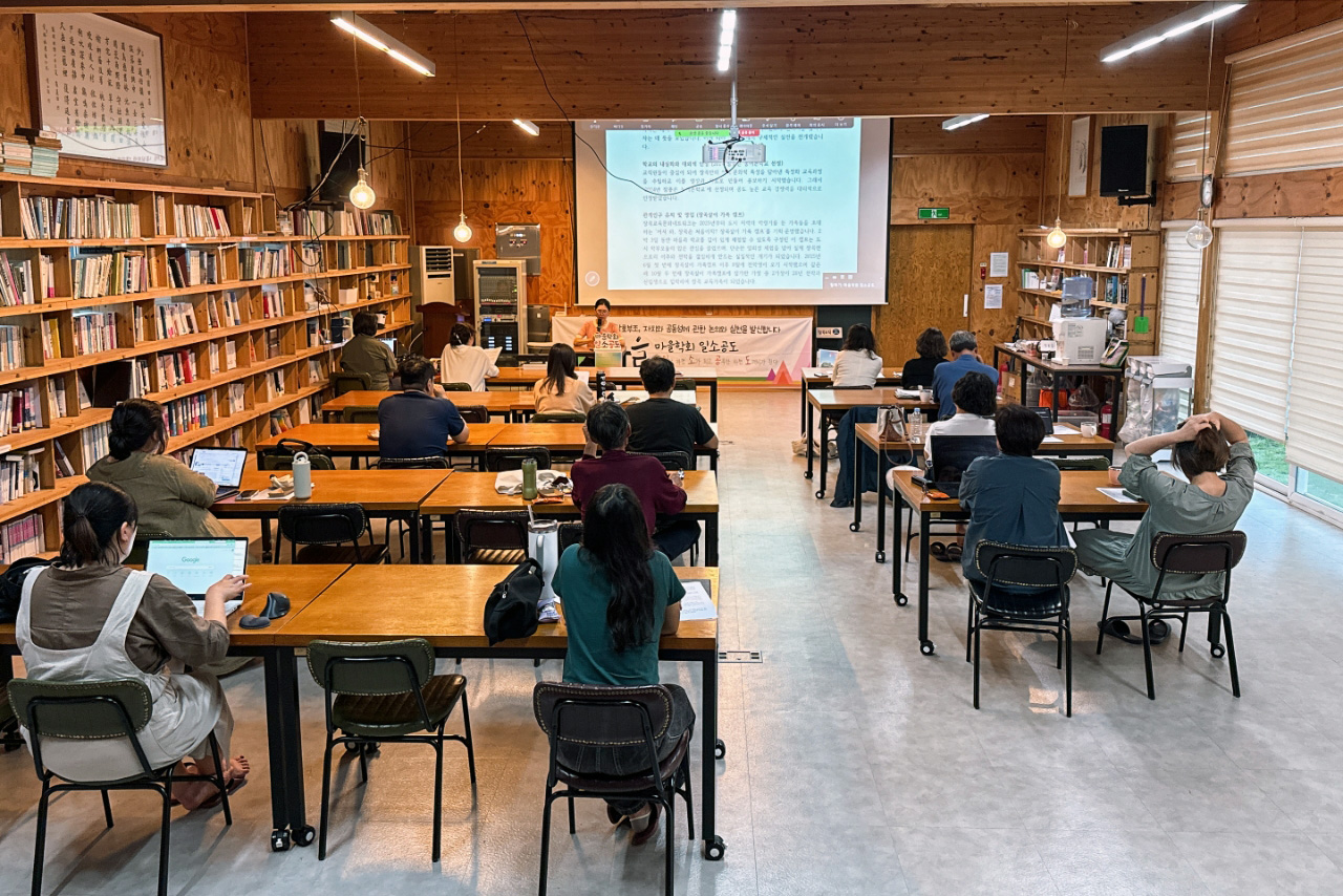 지난 17일 충남 홍성군 장곡면 오누이다목적회관 강당에서 열린 마을학회 일소공도 제72차 월례세미나 '온 마을이 함께하는 장곡초등학교'에서 발제자 전미영 장곡교육문화네트워크 활동가가 발언하고 있다. 강윤정 마을학회 일소공도 사무국장 제공