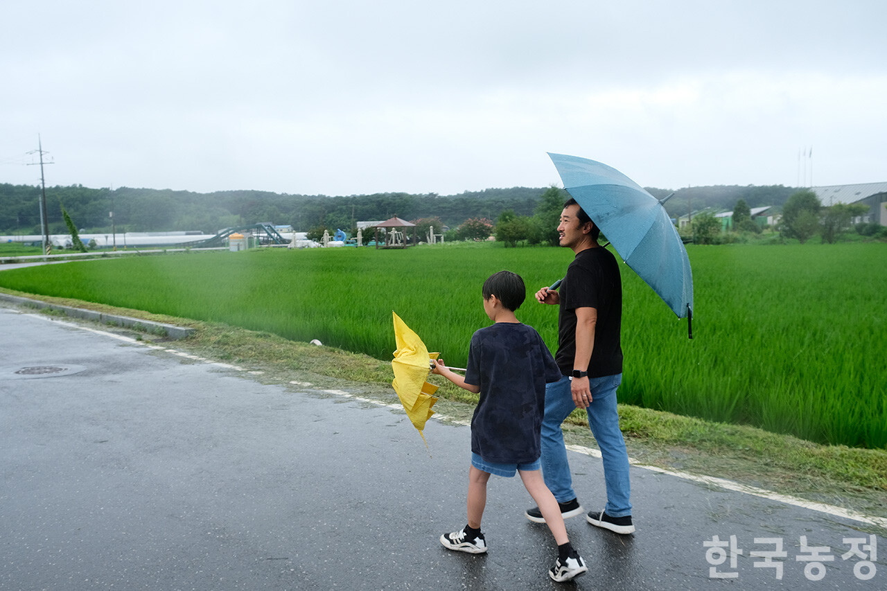 지난 20일 충남 홍성군 장곡면 장곡초등학교 6학년 담임교사 김명중씨가 반 학생과 인근 오누이권역에서 마을 산책을 하고 있다.