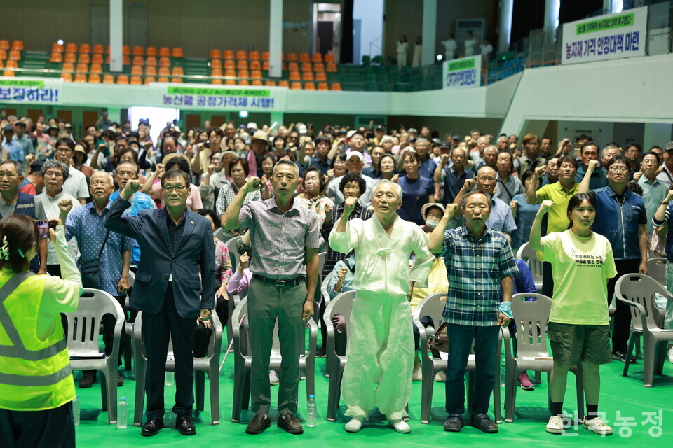  전국농민회총연맹 부산경남연맹과 거창군농민회는 지난 22일&nbsp;경남 거창군 거창스포츠파크 실내체육관에서&nbsp;‘2026년 부산경남농민 가족한마당’을 개최했다. 