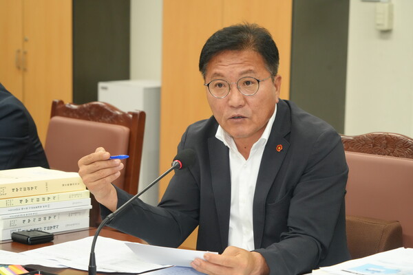 지난달 23일 제453회 제주특별자치도의회 임시회가 진행 중인 가운데 하성용 더불어민주당 도의원이 발언하고 있다.&nbsp;제주특별자치도의회 제공