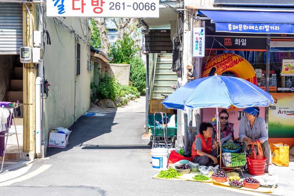 &nbsp;저기 파라솔 밑에 나도 같이 끼어들어 다정한 인사를 나누고 싶다.&nbsp; 류관희 작가