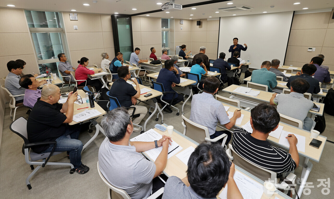 지난달 21일 충북 청주시 오송 선하마루에서 열린 ‘농협개혁 전농 활동가 토론회’에서 전국에서 모인 농민들이 농협개혁과 관련한 다양한 의견을 토론하고 있다. 한승호 기자