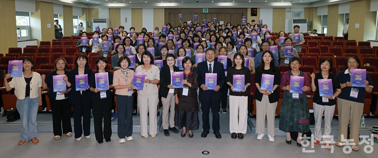 지난달 31일 대통령직속 농어업·농어촌특별위원회 여성농어업인특별위원회가 주최한 ‘성평등 정책 거버넌스 구축을 위한 권역별 포럼’ 제2권역 영남권(경남·경북) 포럼에 참석한 여성농민들이 밝은 표정으로 기념촬영하고 있다. 한승호 기자