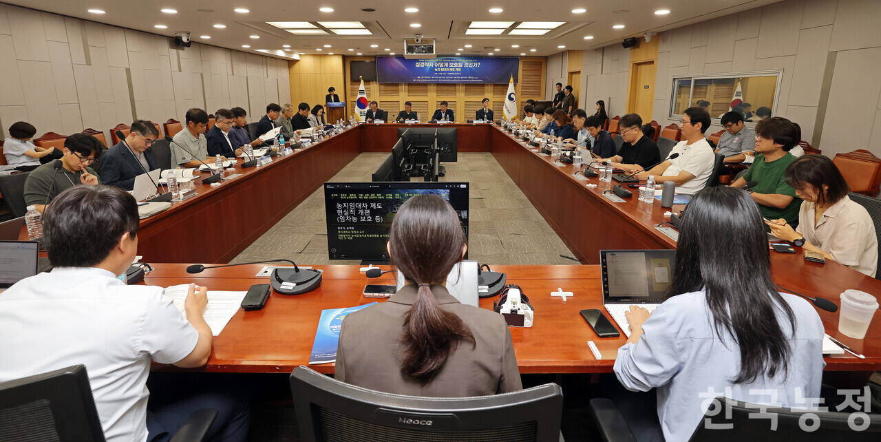 지난 3일 국회 의원회관 제1세미나실에서 대통령직속 농어업·농어촌특별위원회 등의 주최하에 ‘농지의 공공성 회복과 이용·보전·관리 방안 모색을 위한 국회 5회 연속 토론'의 일환으로 제1차 ‘실경작자 어떻게 보호할 것인가? 농지 임대차 제도 개편’ 토론회가 열렸다. 한승호 기자