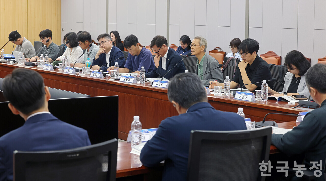 지난 3일 국회 의원회관 제1세미나실에서 대통령직속 농어업·농어촌특별위원회 등의 주최하에 ‘농지의 공공성 회복과 이용·보전·관리 방안 모색을 위한 국회 5회 연속 토론'의 일환으로 제1차 ‘실경작자 어떻게 보호할 것인가? 농지 임대차 제도 개편’ 토론회가 열렸다. 한승호 기자