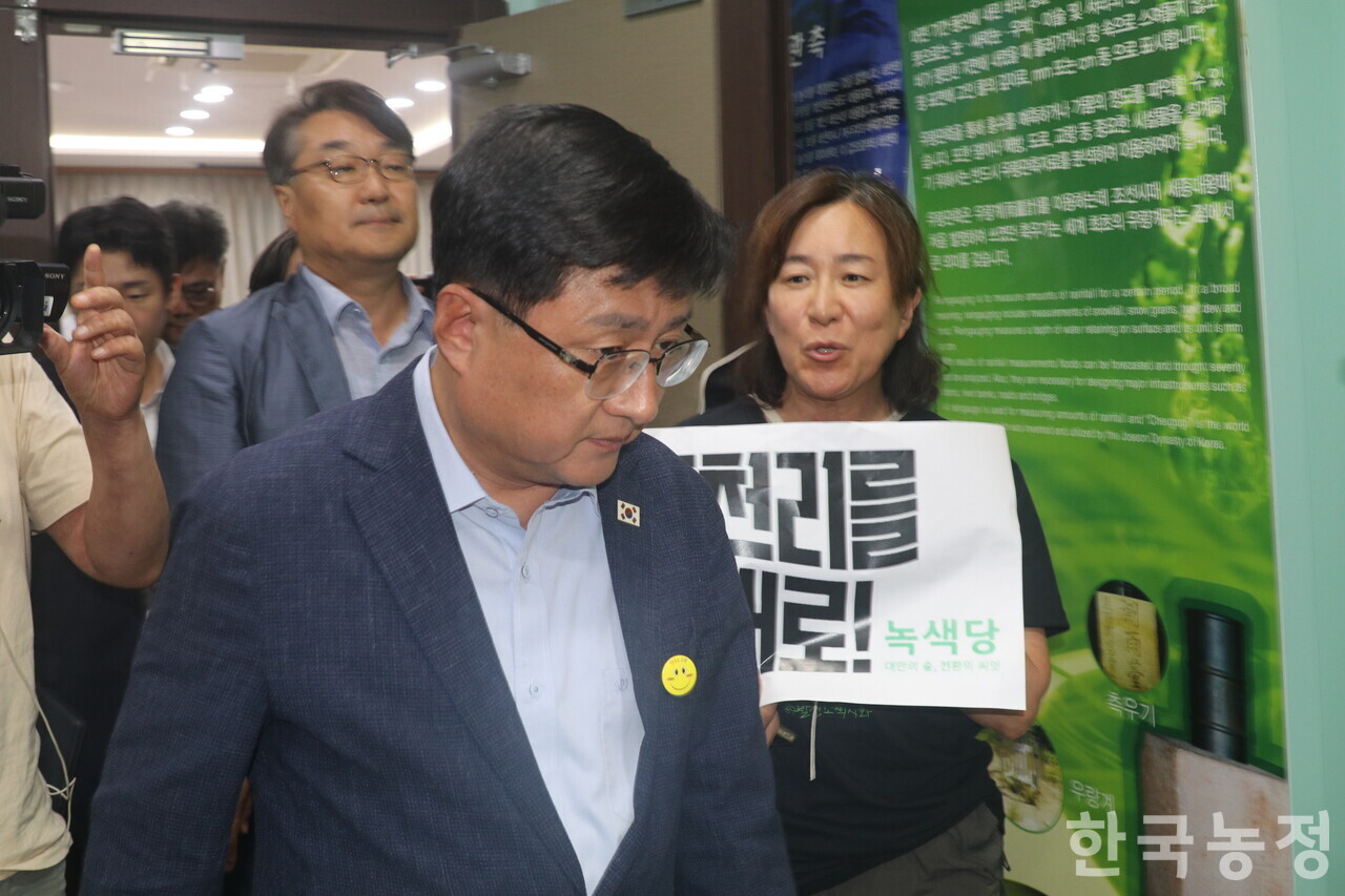 김성환 기후에너지환경부 장관이 5일 서울 동작구 한강홍수통제소 대회의실에서 홍천풍천리양수발전소건설반대위원회 등 강원도 홍천 풍천리 주민들과 가진 간담회 직후 주민들의 강력한 항의를 받으며 간담회장에서 퇴장하고 있다. 김 장관은 풍천리 양수발전소 건설 추진 과정에 이렇다 할 법적 하자가 없었다며, "법적 하자가 없다면 (양수발전소 사업은) 추진한다"고 답해 주민들의 강력한 규탄에 직면했다.