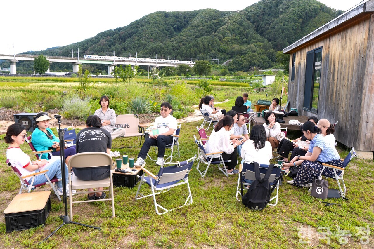 지난 5일 강원도 춘천시 신동면 살피텃밭에서 농촌문화행사 ‘논 옆에서 리딩파티(독서파티)’가 열렸다.