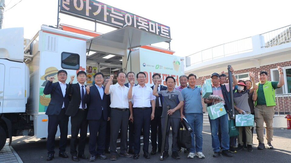 한국농어촌공사는 지난 15일 충북 청주 미원면에서 '국정이음테마회의'를 열고 토론회, 이동장터 운영 점검 등을 통해 농촌 생활서비스 개선방안을 논의했다. 한국농어촌공사 제공