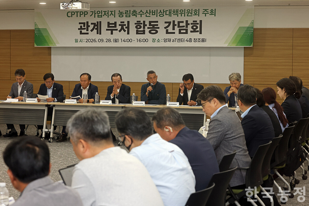 28일 오후 서울 양재동 aT센터에서 열린 'CPTPP 가입저지 농림축수산비상대책위원회 주최 관계 부처 합동 간담회'에서 윤일권 국민과함께하는농민의길 상임대표가 CPTPP 가입을 추진 중인 정부를 강하게 규탄하고 있다. 한승호 기자