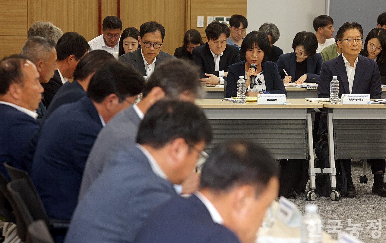 28일 오후 서울 양재동 aT센터에서 'CPTPP 가입저지 농림축수산비상대책위원회 주최 관계 부처 합동 간담회'가 열린 가운데 권혜진 산업통상부 통상교섭실장이 정부 입장을 설명하고 있다. 한승호 기자