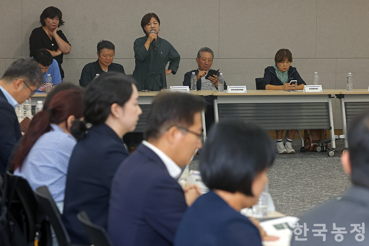 28일 오후 서울 양재동 aT센터에서 'CPTPP 가입저지 농림축수산비상대책위원회 주최 관계 부처 합동 간담회'가 열린 가운데 정영이 전국여성농민회총연합 회장이 간담회 시작 전 정부가 CPTPP 가입에 따른 경제 효과 등이 담긴 보도자료를 배포한 사실을 알리며 거세게 항의하고 있다. 한승호 기자