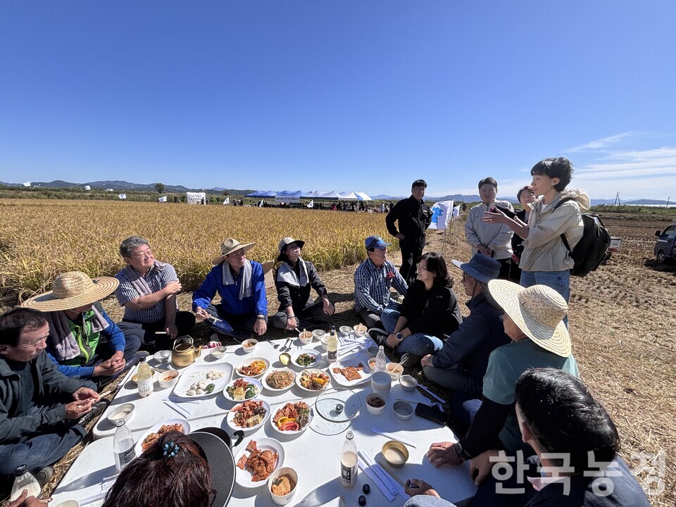 ‘2026 철원군 통일쌀 벼베기’가 3일 강원 철원 민통선 내 ‘평화의논’에서 열린 가운데 우상호 강원특별자치도지사가 주민들과 기념사진을 찍고 있다.