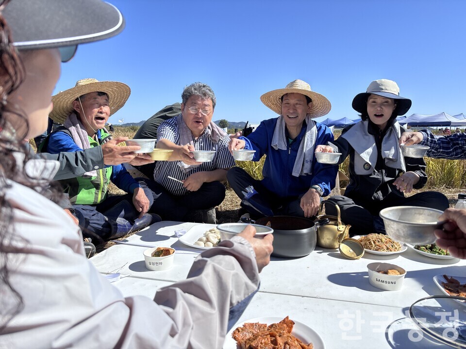 ‘2026 철원군 통일쌀 벼베기’가 3일 강원 철원 민통선 내 ‘평화의논’에서 열린 가운데 우상호 강원특별자치도지사가 농민들과 새참 간담회를 열고 농업 현안과 지역 농업 발전 방향에 대해 의견을 나누고 있다.